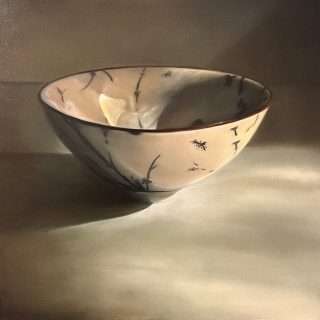 After many months of deliberation I finally made the decision to include the design on this little bowl…so glad I did! Today was spent tweaking by lightening up bowl and the background as well…calling it finally finished!! 

👉 swipe to see before I started tweaking today 
No title as of yet…any suggestions 🤔😊??

#oilpainting #bowl #oilpaintingstilllife #stilllife #intheshadows #classicalrealism #painting #australianartist #lorrainepichuginart #australianart #realism #contemporaryart #contemporaryrealism #onmyeasel #finishedartwork #mhoilpaints #rosemarybrushes #oiloncanvas #lovemyjob #artcollector #interiorstyling