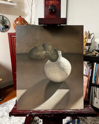WIP…almost done with this one👌 
Number two in a series of four always without fail exploring light and shadows ❤️ 
This gorgeous little vase was created by the amazingly talented @julie.excell.ceramics and the moment I saw it I pictured this painting! Admittedly I’m being challenged by the texture…just want so much to do it justice!

This painting and it’s companions in the series form part of the body of works destined for my solo show at @bellevue_artspace at the end of April. Opening night Friday 29th @ 6.30pm 

#soloshow #artshow #perthart #perthartist #perththingstodo #artforsale #perthartgallery #lorrainepichuginart #bellevueartspace #oilpainting #raymarpanels #mhoilpaints #rosemarybrushes #contemporaryart #realism #stilllife #stilllifepainting #contemporaryrealism #classicalrealism #australianartist #australianart #artauction #forcharity #australiancontemporaryart #perthartexhibition #perthartscene
